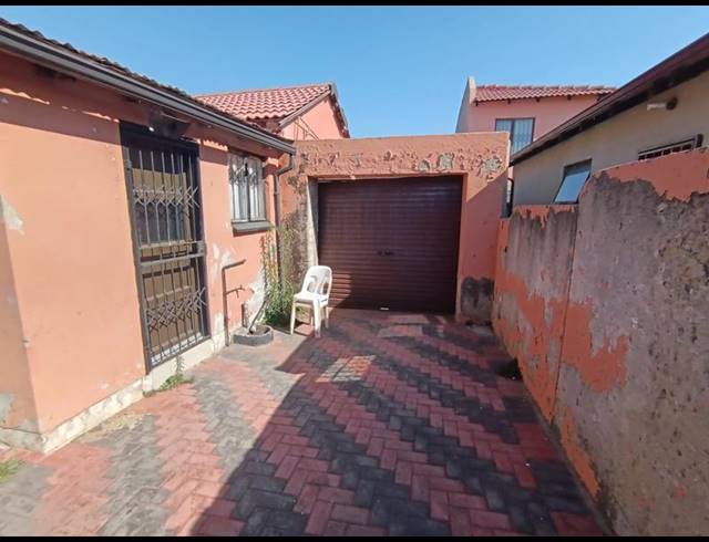 2 BEDROOM HOUSE FOR SALE IN FLEURHOF